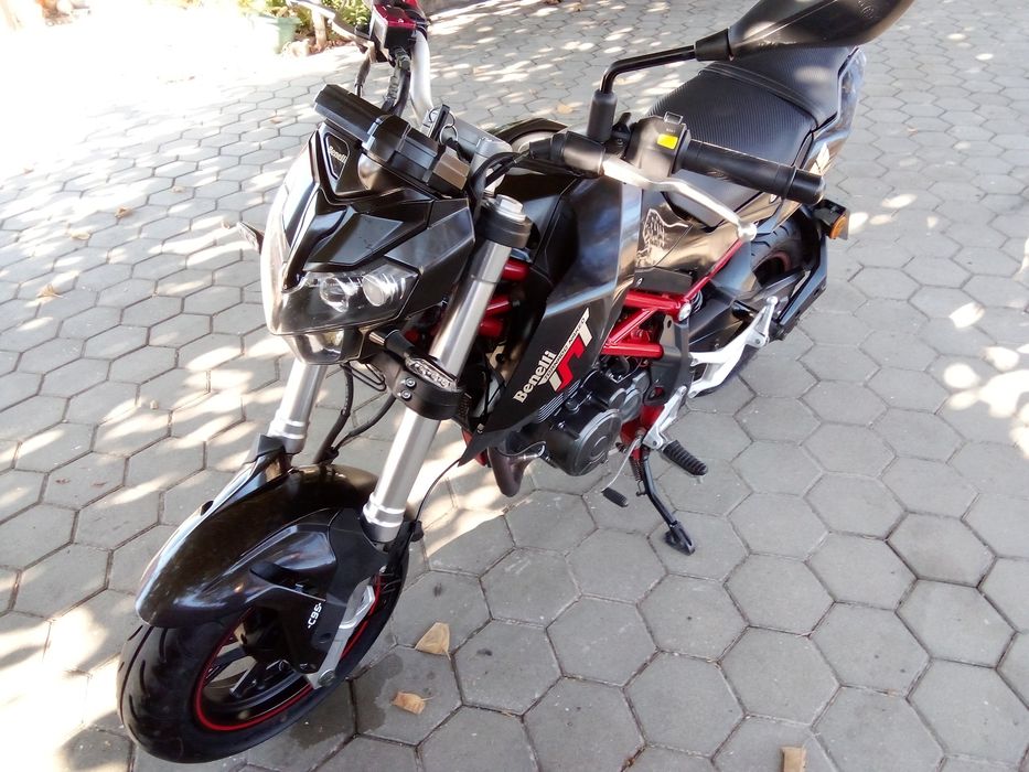 Para venda Benelli TNT 125  de 2017 com nove mil km  como nova conforme fotos ou troco por scooter