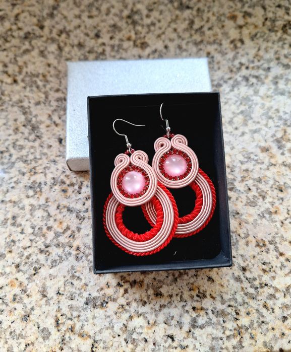 Różowe czerwone kolczyki sutasz