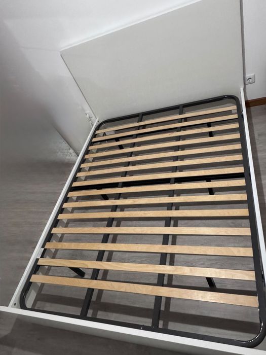 Cama casal com elementos