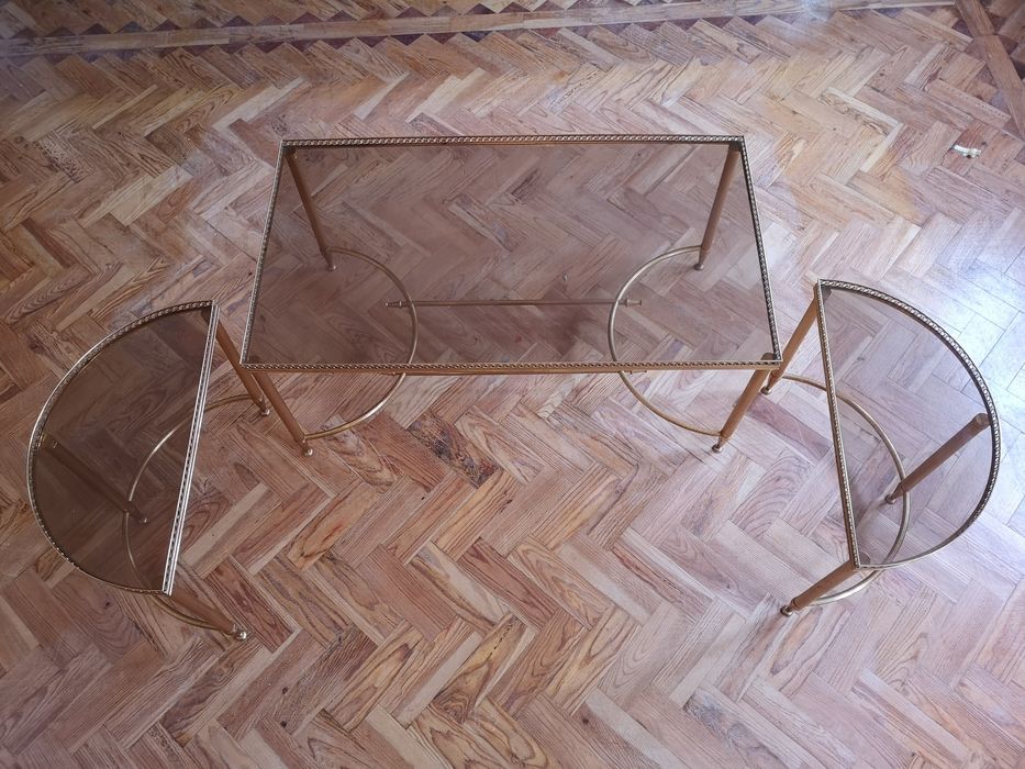 Mesa de vidro e metal