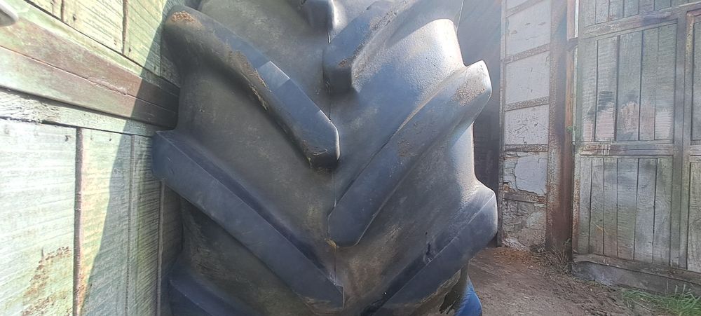 Продаються дві шини  900/60 R42 BRIDGESTONE  04,21 р.в.  б/в в доброму