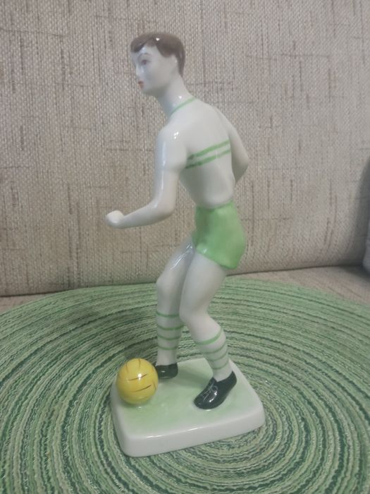 Porcelanowa figurka piłkarza hollohaza