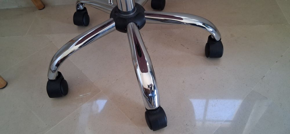 Conjunto de mesa com duas gavetas e cadeira