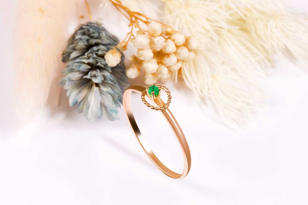 Кольцо из красного золота с изумрудом