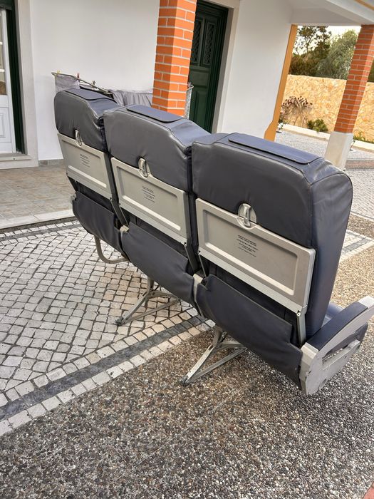 Cadeira de aviao tripla de classe economica Airbus A319 da tap
