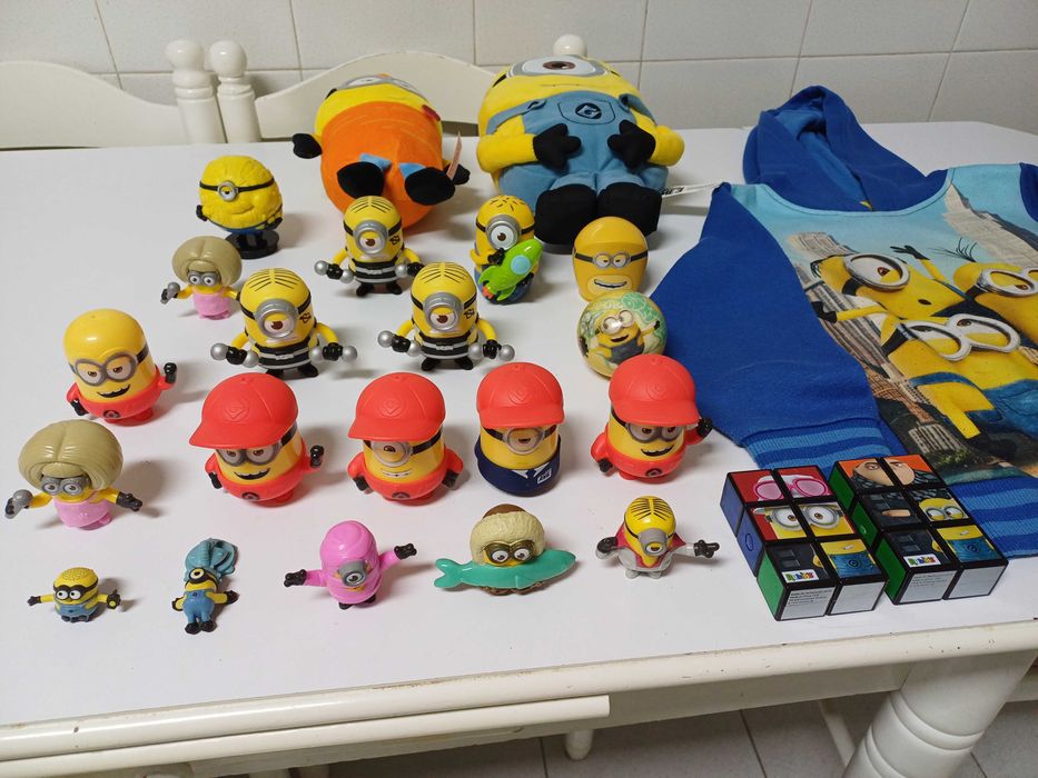 Conjunto de Minions com 18 bonecos 2 peluches 2 puzzles 1 bola 1 swet