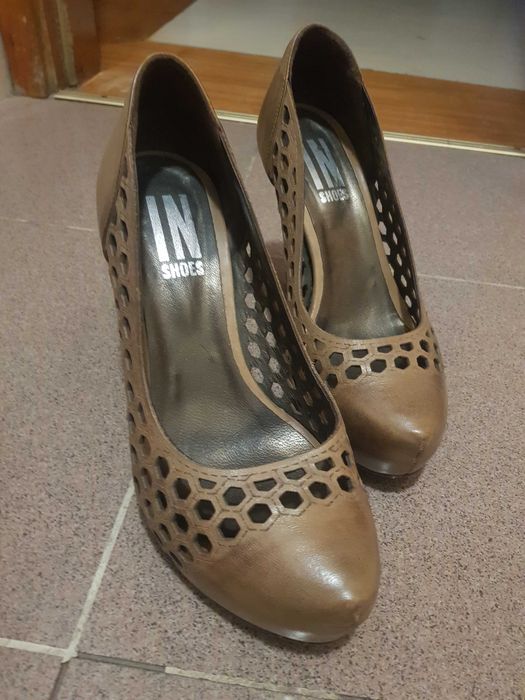 Sapatos bejes, marca nacional
