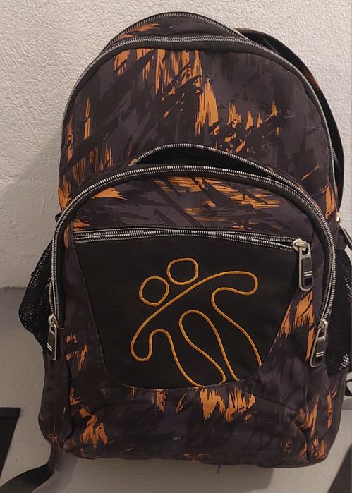 Mochila totto  preta e laranja