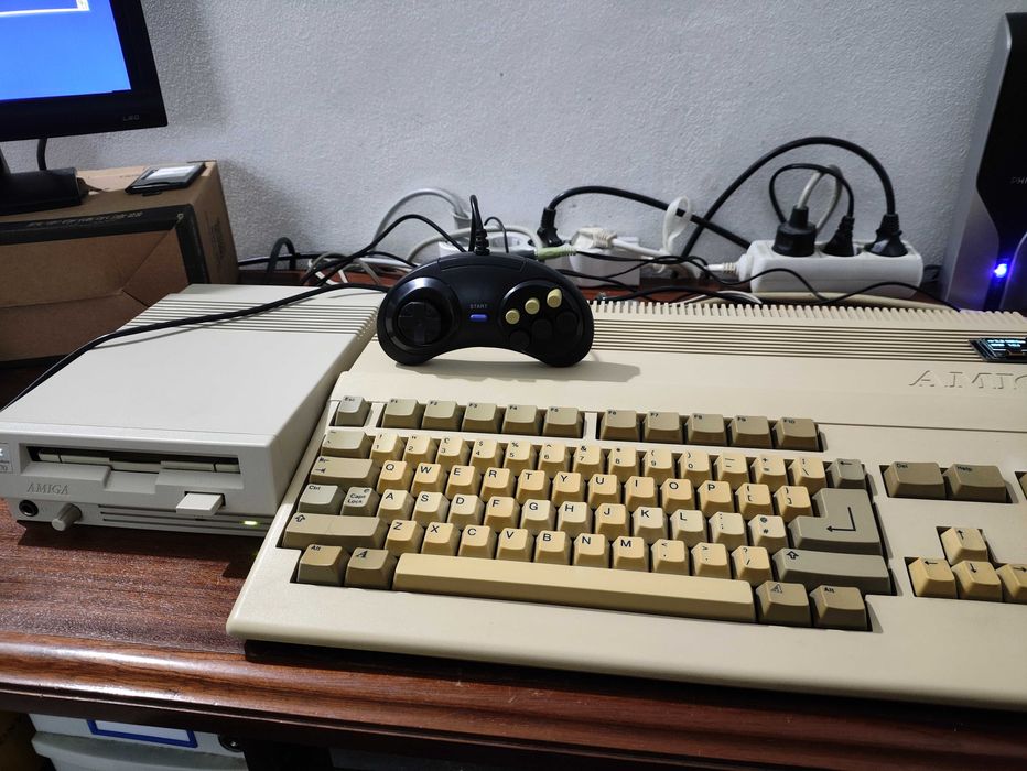 Commodore Amiga 500 Gotek com monitor