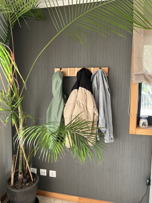 Cabide de parede feito em pinho.