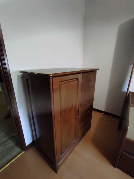 Cómoda com porta e gavetas