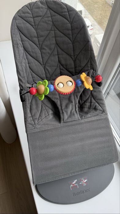 Шезлонг BabyBjorn BLISS COTTON Petal Quilt + іграшка
