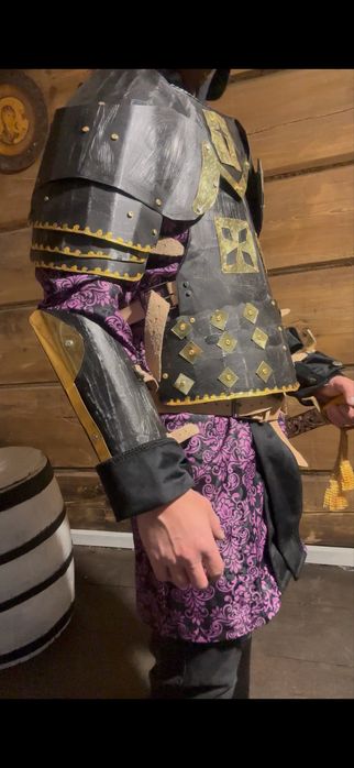 Zbroja metalowa z szyszakiem i szabla