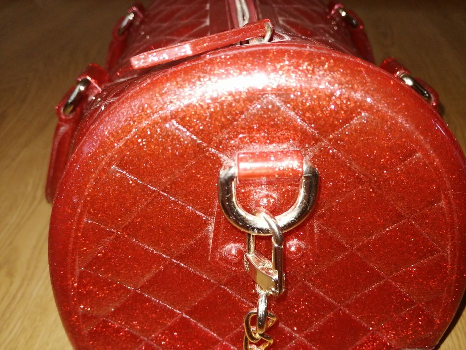 Mala vermelha com brilhos dourados