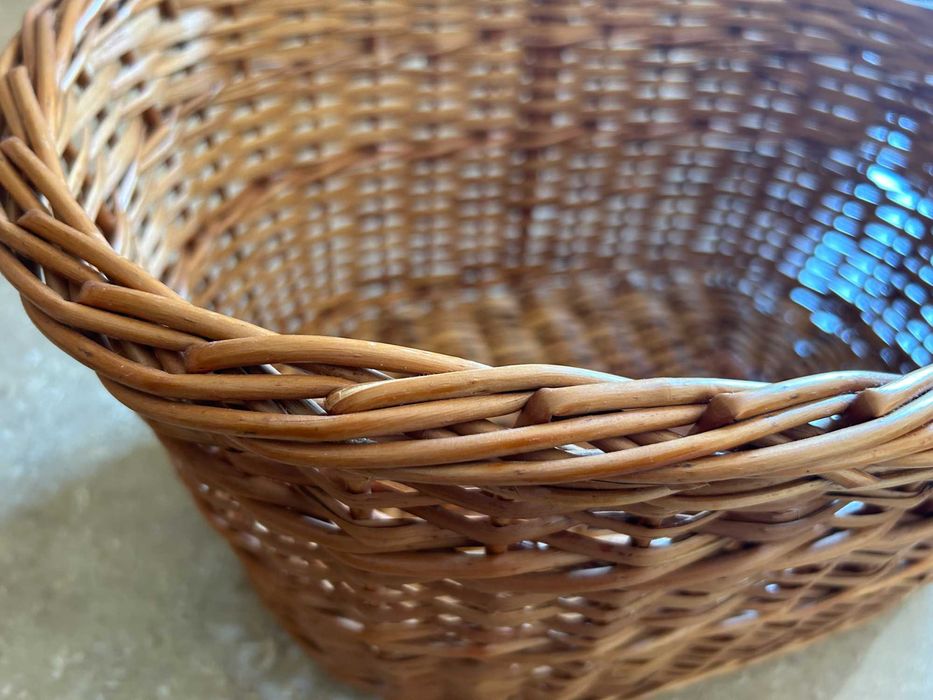 cabides Ikea de bambu/plástico preto e cesto de bambu