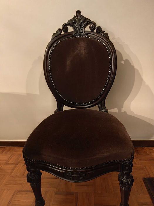 Cadeiras castanhas antigas (6)