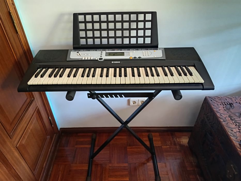 Órgão Yamaha E213