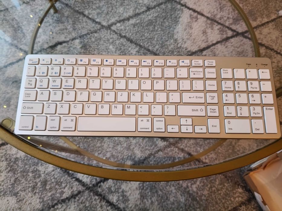 Nowa bezprzewodowa klawiatura 3-w-1 Bluetooth / 2.4 GHz / USB