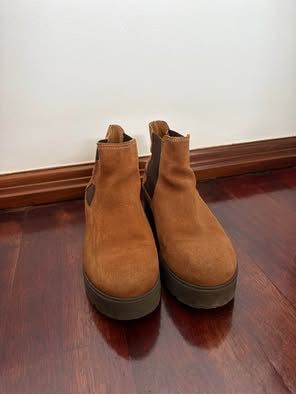 Botas castanhas em camurça