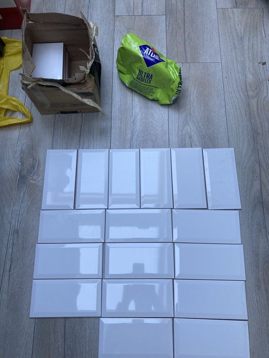 Hiszpanskie plytki ceramiczne nascienne błyszczące białe