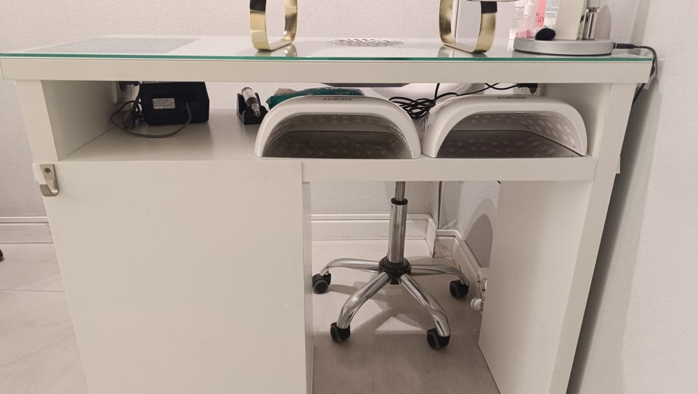 Mesa manicure (oferta cadeira da profissional)