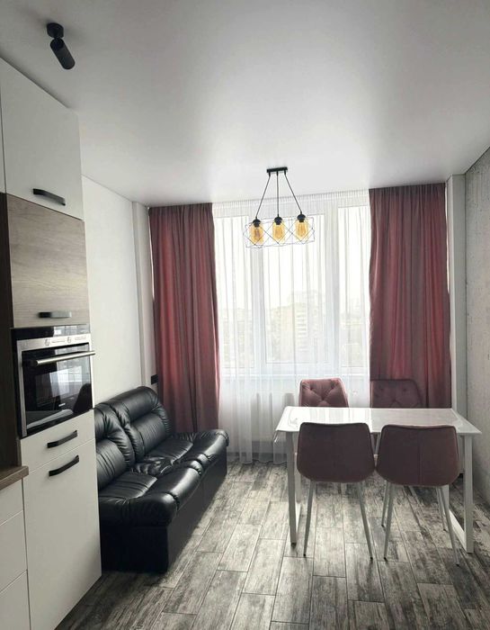 Стильна нова квартира на Митниці