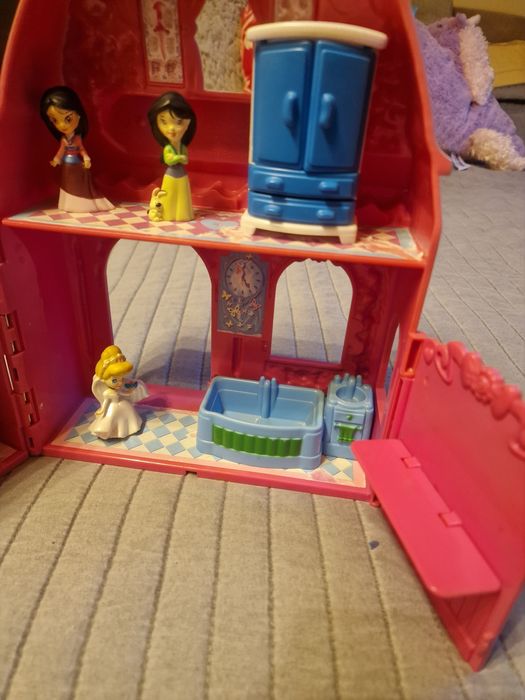 Domek rozkladany z lalkami i mebelkami