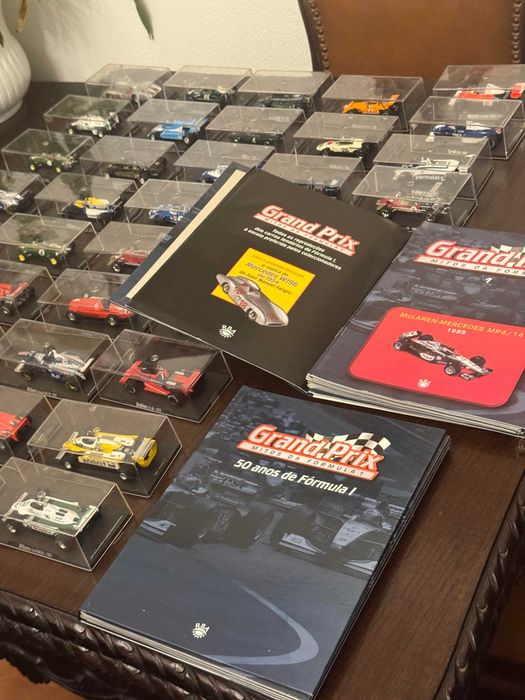 Coleção de miniaturas com fasciculos completa alusiva aos 50 anos da F1