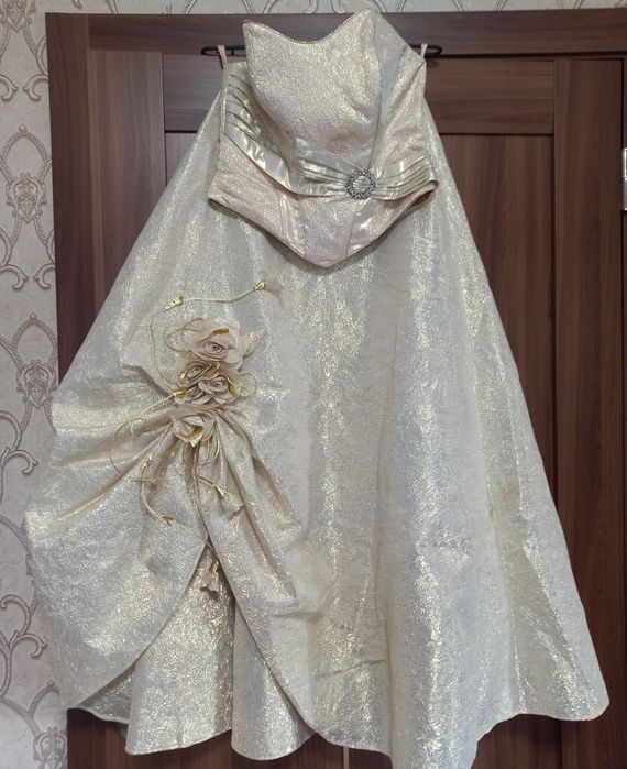 Сукня  з парчі .