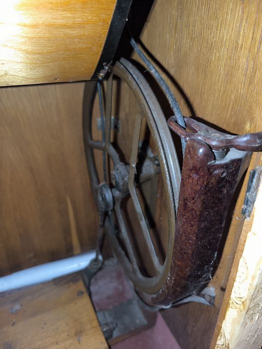 Швейна машинка с ножним приводом.