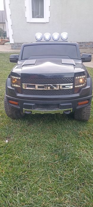 Дитячий електромобіль