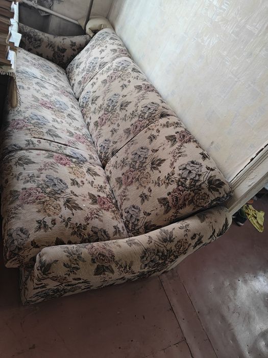 Продам 2 дивани і два крісла  500 грн центр Кременчук самовивіз