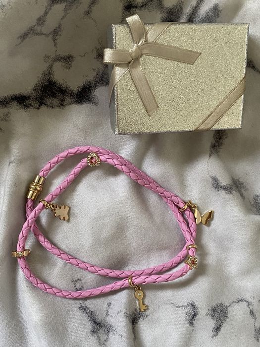 Rozowa bransoletka ze zlotymi elementami plus ozdobne pudeleczko