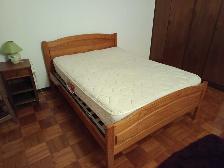 Cama casal com colchão e estrado