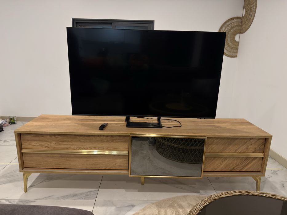 Movel de tv dourado e castanho