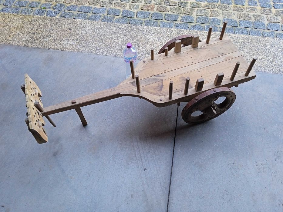 Carro de bois com 1,20m de comprimento