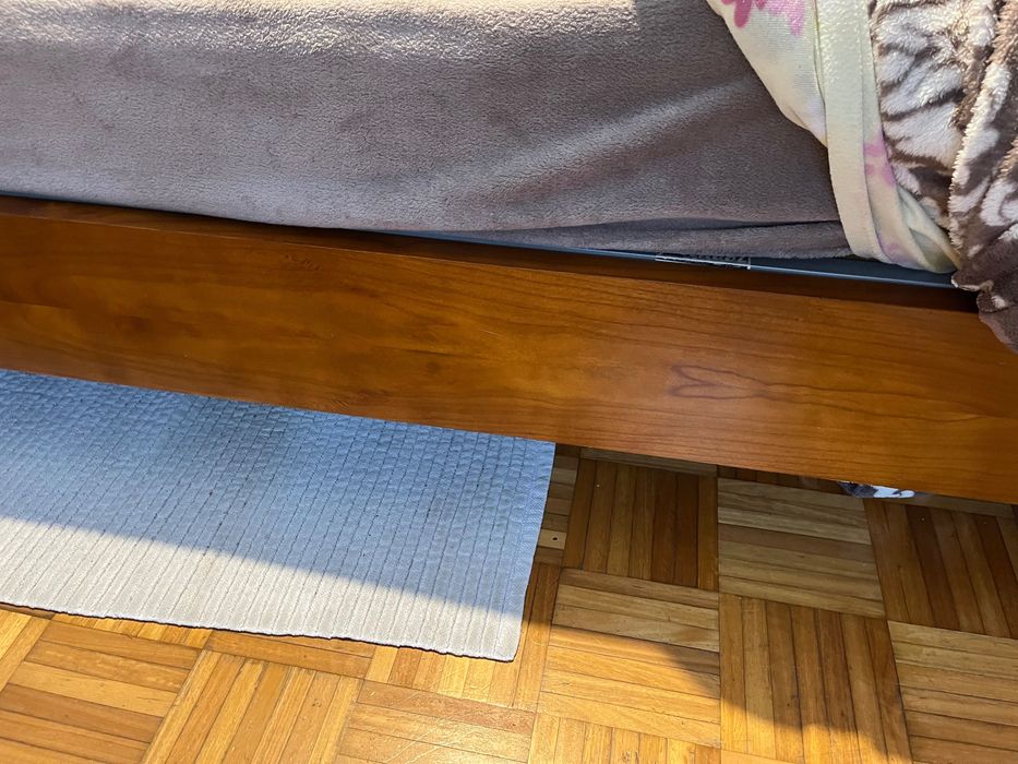 Cama de casal em madeira