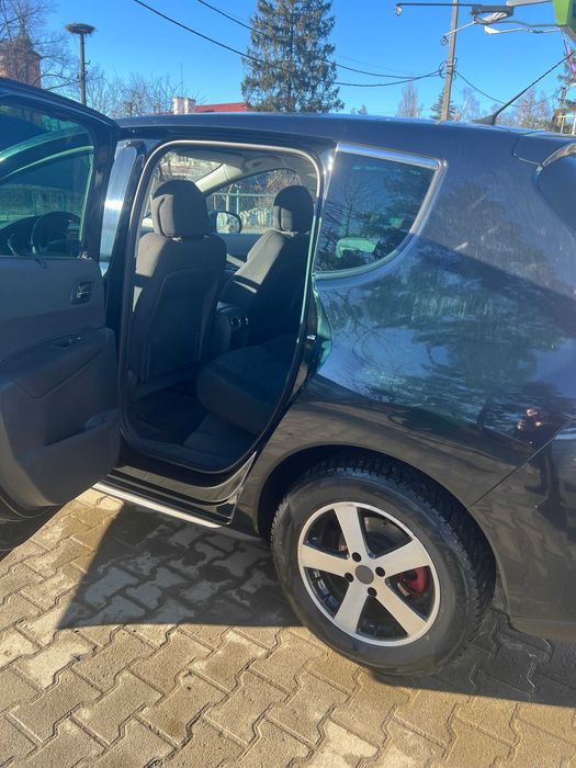 Продається гарний та економний  сімейний Пежо 3008