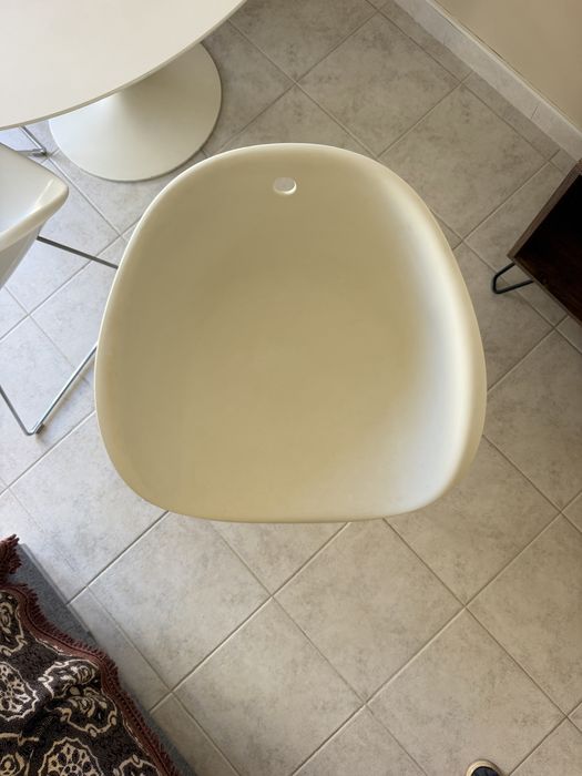 Mesa e conjunto de 4 cadeiras