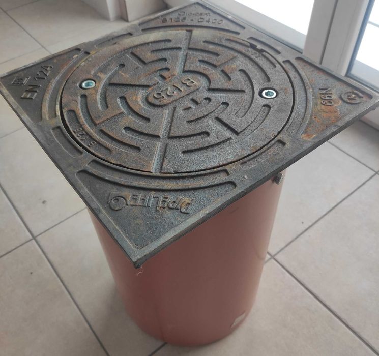 Telskop z pokrywą żeliwną B125 – DN400