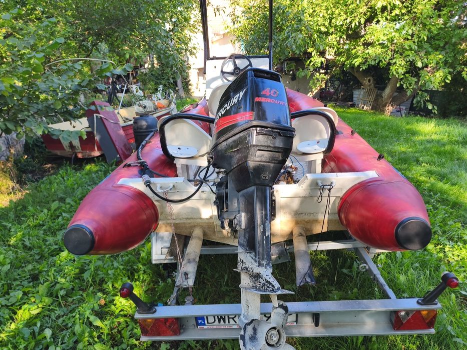 Łódka RIB z uszkodzonym silnikiem