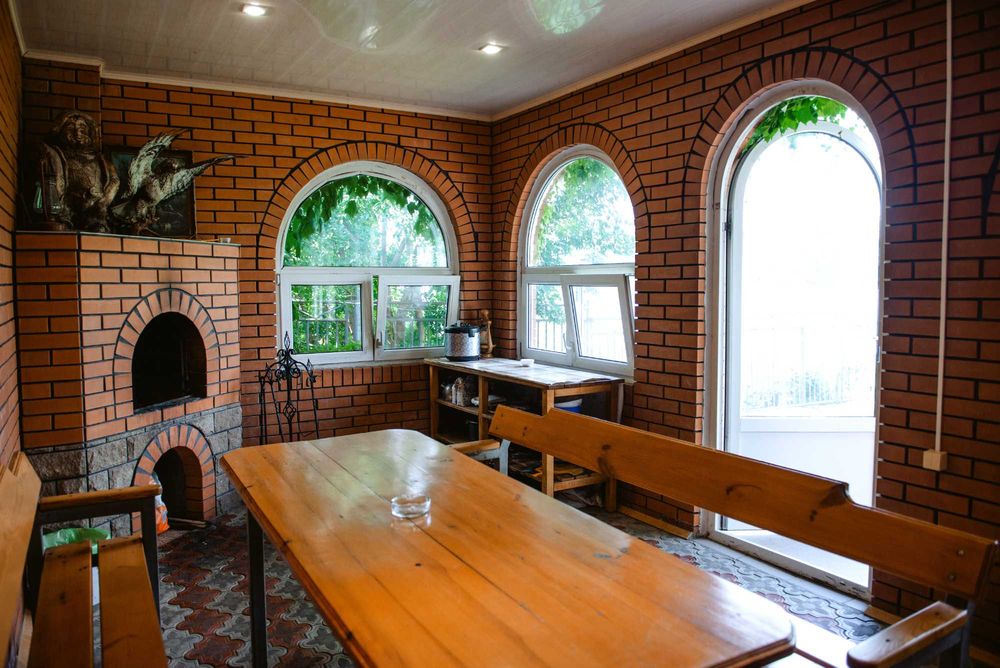 Оренда будинку на березі Дніпра з басейном.