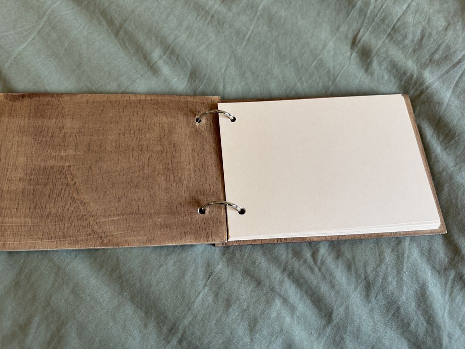 Caderno com capa de madeira