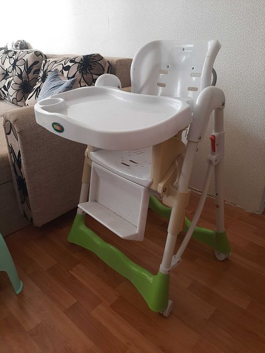 Коляска дитяча, столик для годування. Придане дитяче до року.