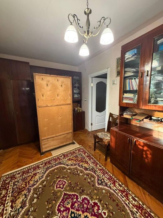 Продаж 2-ох кімнатної квартири по в. Володимира Великого 35а