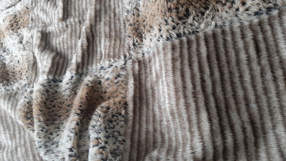 Fur-Trimmed Blanket (2 Patterns), 145×180 cm