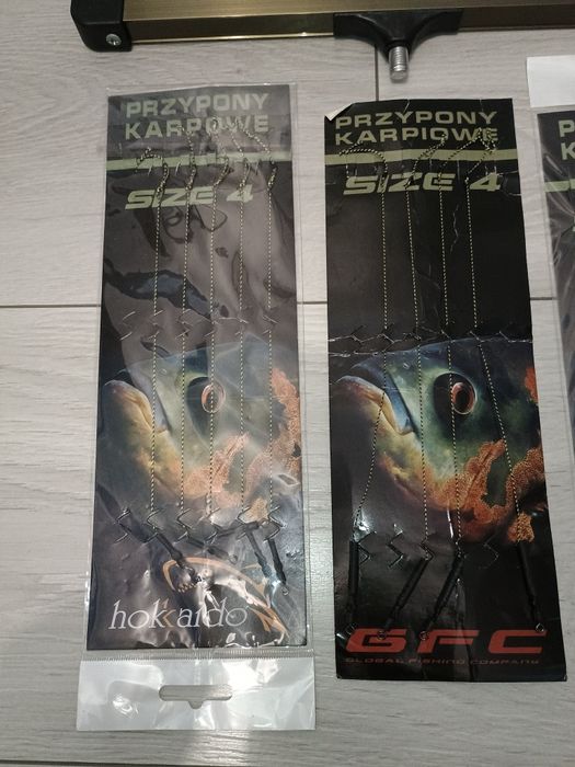 Zestaw wędkarskich akcesoriów : Przypony karpiowe,  żyłka, podpórka