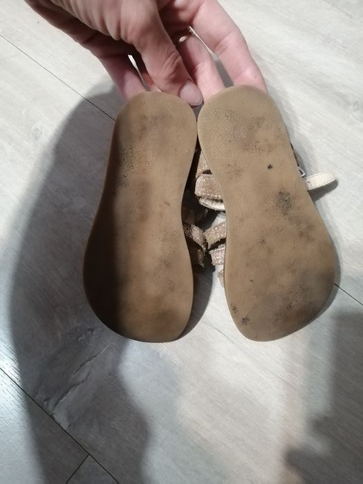 Босоніжки, сандалі