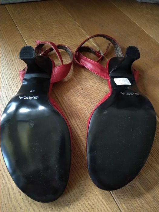 Czerwone skórzane buty sandały na obcasie marki Sara