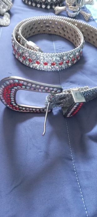 Cintos da moda varias cores novos em aço e brilhantes